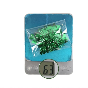 Détail macro de trèfles verts pailletés de la Saint-Patrick sur une balance électronique