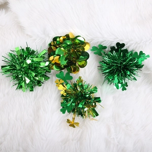 Détail des décorations de la Saint-Patrick avec trèfle et sequins dorés sur fourrure blanche