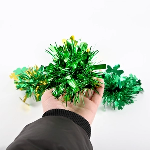 Détail d'une boule à paillettes pour la Saint-Patrick avec trèfles et guirlandes