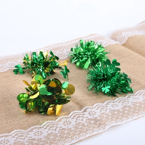 Détail des barrettes de trèfle pour la Saint-Patrick sur un chemin de table en jute