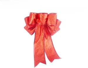 Détail d'un nœud de Noël rouge pailleté fait main avec un design multicouche élégant