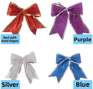 Dettaglio di quattro fiocchi natalizi glitterati in rosso, viola, argento e blu