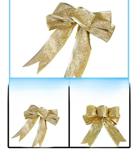 Dettaglio di un fiocco natalizio dorato glitterato da 13cm prima e dopo lo styling