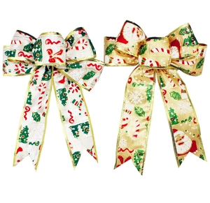 Detalle de lazos navideños brillantes con motivos de Papá Noel para decorar árboles