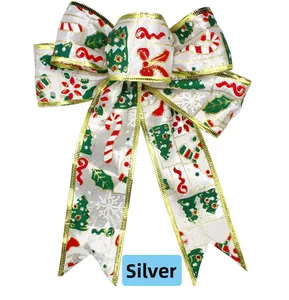 Detalle de lazo navideño plateado con motivos festivos de bastones de caramelo