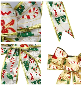 Detalle del lazo navideño de 20cm con patrones de Papá Noel y bordes dorados metálicos