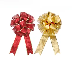 Détail de nœuds de Noël rouges et dorés avec maille scintillante et bordures métalliques