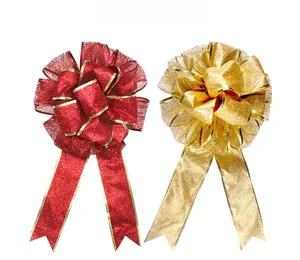 Détail d'un nœud festif rouge et or avec texture en maille et bordures dorées fines