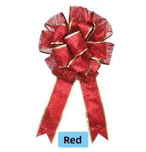 Détail macro du nœud de Noël rouge pailleté avec bords dorés et texture de ruban