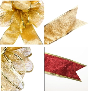 Détail de nœuds de Noël pailletés rouges et dorés avec des bords métalliques étincelants