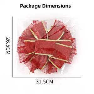 Détail macro du nœud de Noël rouge pailleté avec bord doré et tulle sous emballage