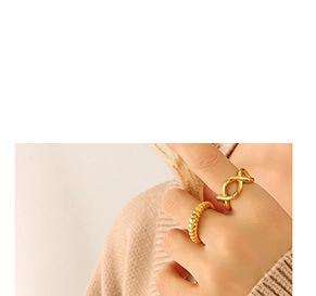 Detalle de un set de 2 anillos trenzados bañados en oro con un suéter de punto color beige