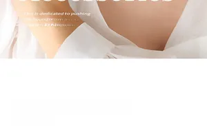 Détail de la texture légère du tissu en mousseline blanche plissée pour parure de bijoux