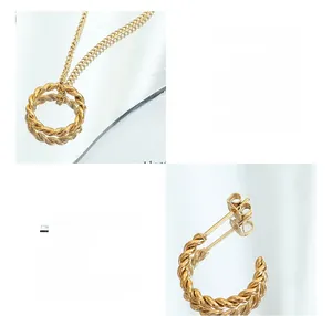 Vue détaillée d'une parure en acier titane plaqué or 18 carats avec collier et boucles