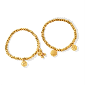 Goldenes Perlenarmband mit traditionellen chinesischen Glücksbringern und Anhängern