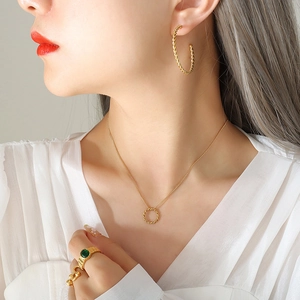 Boucles D'oreilles Créoles Torsadées Et Collier Pendentif Rond Acier Titane Plaqué Or 18K Bijoux Élégants Pour Femmes