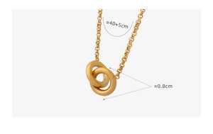 Macro detail of intertwined gold interlocking rings on a rolo chain showing 40+5cm length
