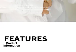 Gros plan d'une bague chaîne dorée portée à l'index avec une manchette de chemise blanche