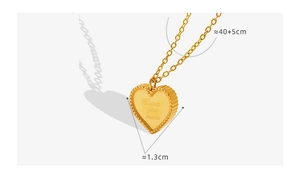 Détail du pendentif cœur doré avec gravure Love You More et bordure perlée élégante