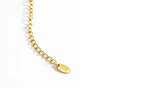 Detailansicht der 18K Goldkette mit K18-geprägtem Metallelement und klassischer O-Gliederkette