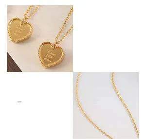 Détails macro d'un collier cœur plaqué or 18K avec gravure Love you more