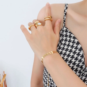 Set di gioielli placcati in oro 18k con bracciale geometrico e anelli impilabili da donna
