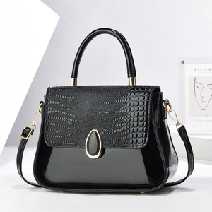 Petit sac à main en cuir verni noir à motif crocodile avec boucle dorée et bandoulière