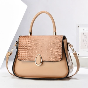 Détail du sac beige avec rabat motif crocodile et boucle métallique dorée chic