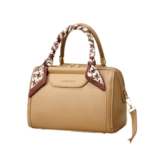Sac Boston d'hiver en cuir litchi chameau avec foulard pied-de-poule et détails dorés