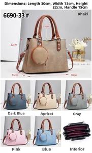 Vue détaillée du grand sac cabas multicouche avec dimensions et petit pendentif assorti