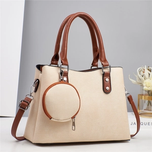 Sac fourre-tout beige à texture litchi avec poignée marron et charm rond suspendu