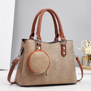 Détail du sac à main kaki avec pochette ronde amovible et bandoulière réglable chic