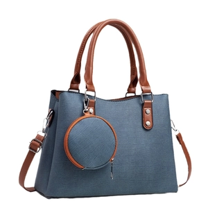 Sac fourre-tout bleu élégant avec pendentif rond et bandoulières réglables en cuir brun