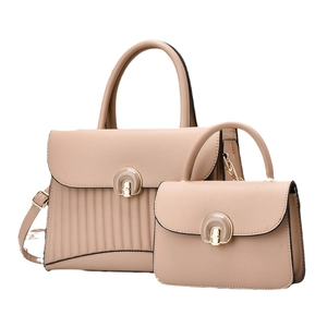 Ensemble de sacs à main beiges avec texture verticale et fermoir doré chic en studio