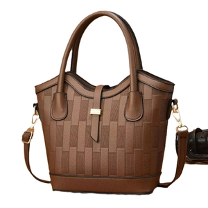 Borsa a secchiello marrone scuro goffrata con pelle litchi e trama intrecciata