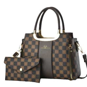 Ensemble de sacs à main à motif damier avec cabas et portefeuille aux motifs floraux