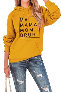 Dettaglio della stampa MA MAMA MOM BRUH su una felpa con cappuccio giallo senape