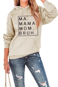 Dettaglio della stampa MA MAMA MOM BRUH su felpa beige oversize con tasca a marsupio