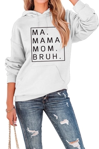 Dettaglio felpa con cappuccio bianca con stampa slogan MA MAMA MOM BRUH e tasca frontale