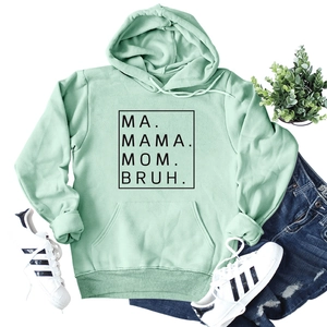 Dettaglio felpa con cappuccio verde menta con stampa MA MAMA MOM BRUH e accessori moda