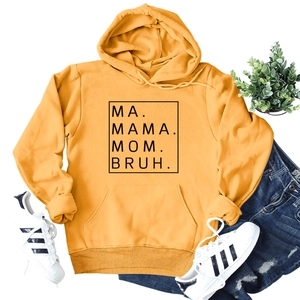 Dettaglio felpa gialla con stampa MAMA MOM BRUH e morbida trama in cotone