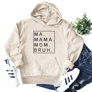 Felpa beige con cappuccio stampa MA MAMA MOM BRUH abbinata a jeans e scarpe