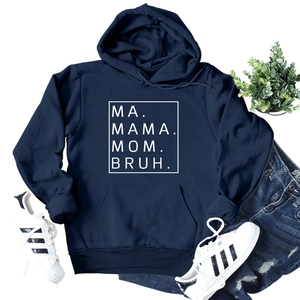 Felpa blu navy con stampa MA MAMA MOM BRUH distesa su jeans e scarpe bianche