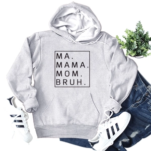 Dettaglio felpa con cappuccio grigia con stampa Ma Mama Mom Bruh e jeans coordinati