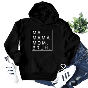 Dettaglio della stampa MA MAMA MOM BRUH sulla felpa nera con stile flat lay