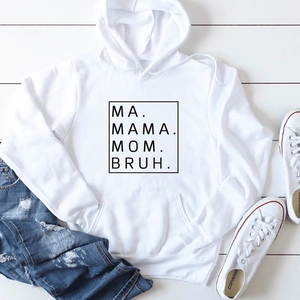 Piatto di felpa bianca con stampa MA MAMA MOM BRUH abbinata a jeans e scarpe