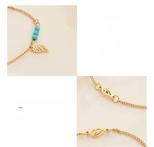 Vue détaillée du bracelet de cheville en titane doré avec perles turquoise et plumes