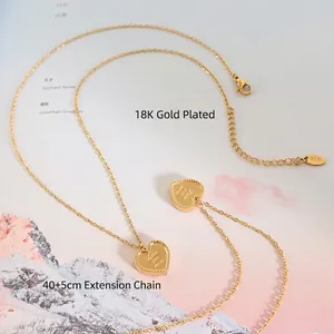 Collier plaqué or 18 carats avec pendentifs en cœur gravés Love You More sur fond de magazine