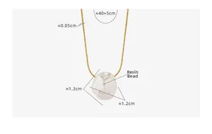 Dettaglio catena in acciaio al titanio dorato con ciondolo a perla in resina 1,3 cm