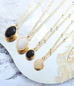 Détails de colliers dorés vintage avec pendentifs en opale et agate noire